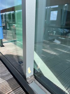 Aluminium kozijnen verven? Niet doen! Laat ze professioneel spuiten