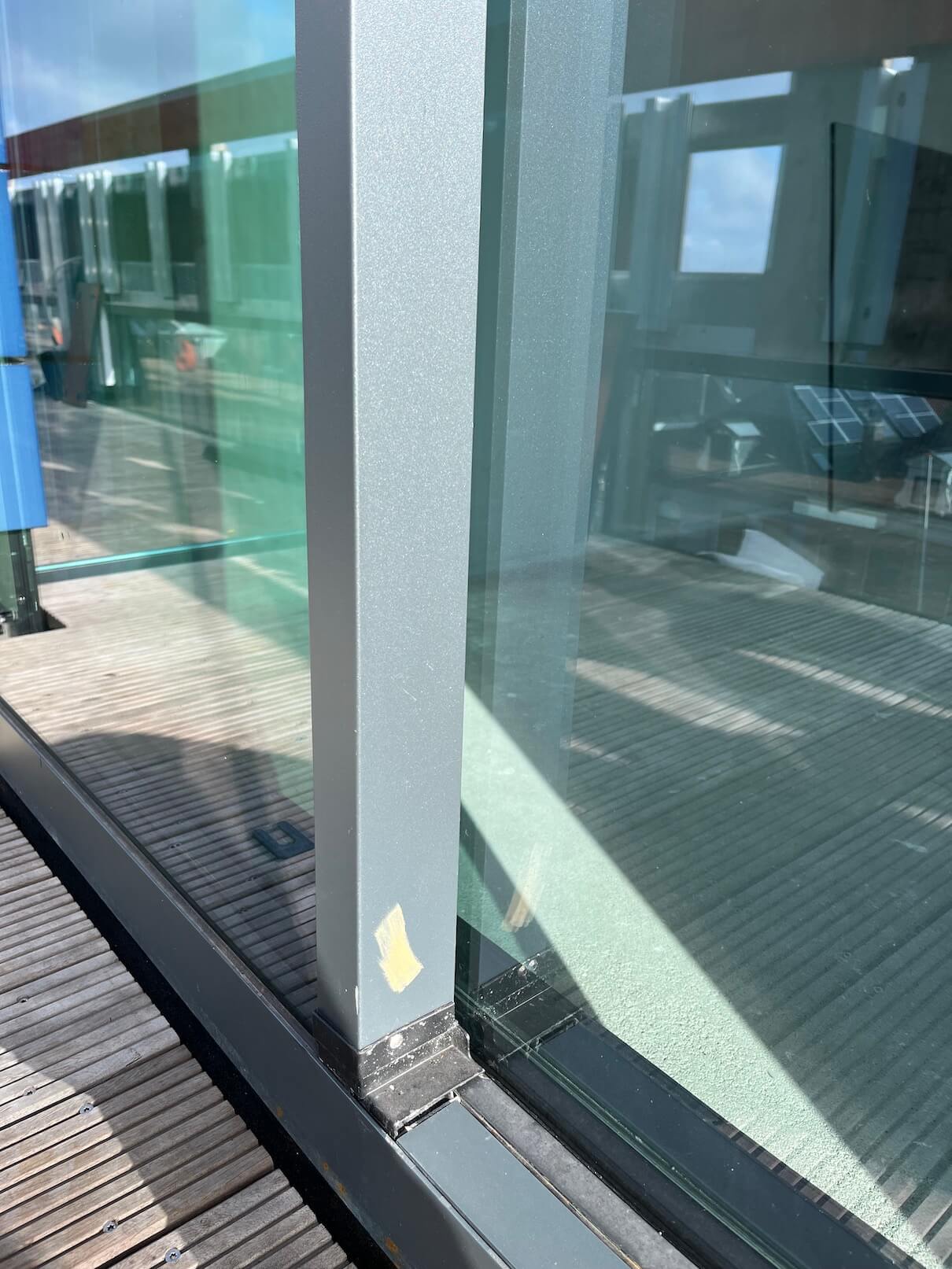 Aluminium kozijnen verven? Niet doen! Laat ze professioneel spuiten